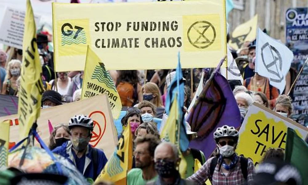 Αγγλία: Χιλιάδες διαδηλωτές καλούν τη G7 να κάνει κάτι για το κλίμα